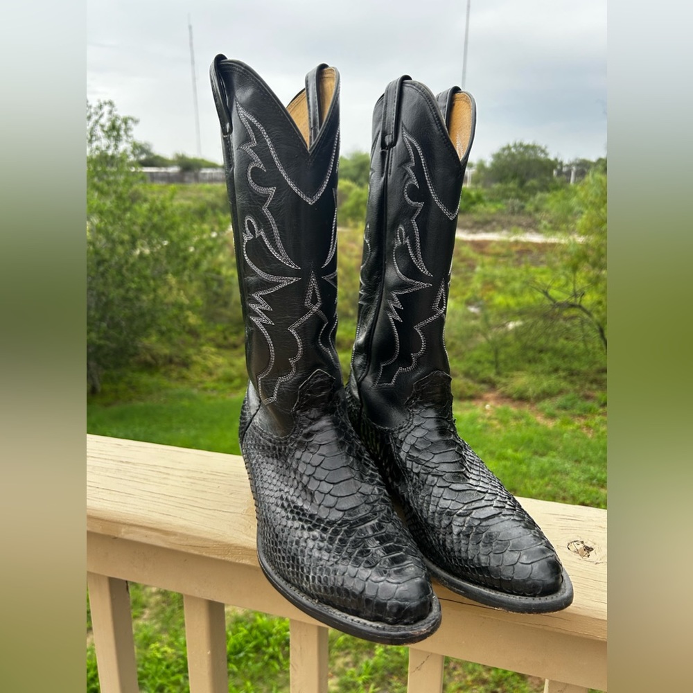 Black lizard cowboy boots barely used
